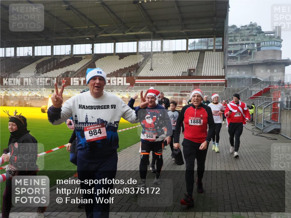 07.12.2025 - St. Pauli X-Mass-Run No. 15 Fabian Wolf http://msf.ph/oto/9375172 07.12.2025 10:03:39 Ziel 185, 213, 214, 358, 399, 940, 984, 1023, 1263, 1264, 1394, 1484, 1486, 1506, 1888, 2002, 2366, 2380, 3334, 3734, 4193, 4239, 4660, 4667, 4679, 4680 meine-sportfotos.de