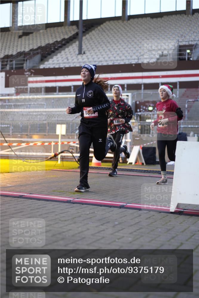 07.12.2025 - St. Pauli X-Mass-Run No. 15 Patografie http://msf.ph/oto/9375179 07.12.2025 10:01:02 Ziel 801, 1050, 1887, 1892, 2378 meine-sportfotos.de