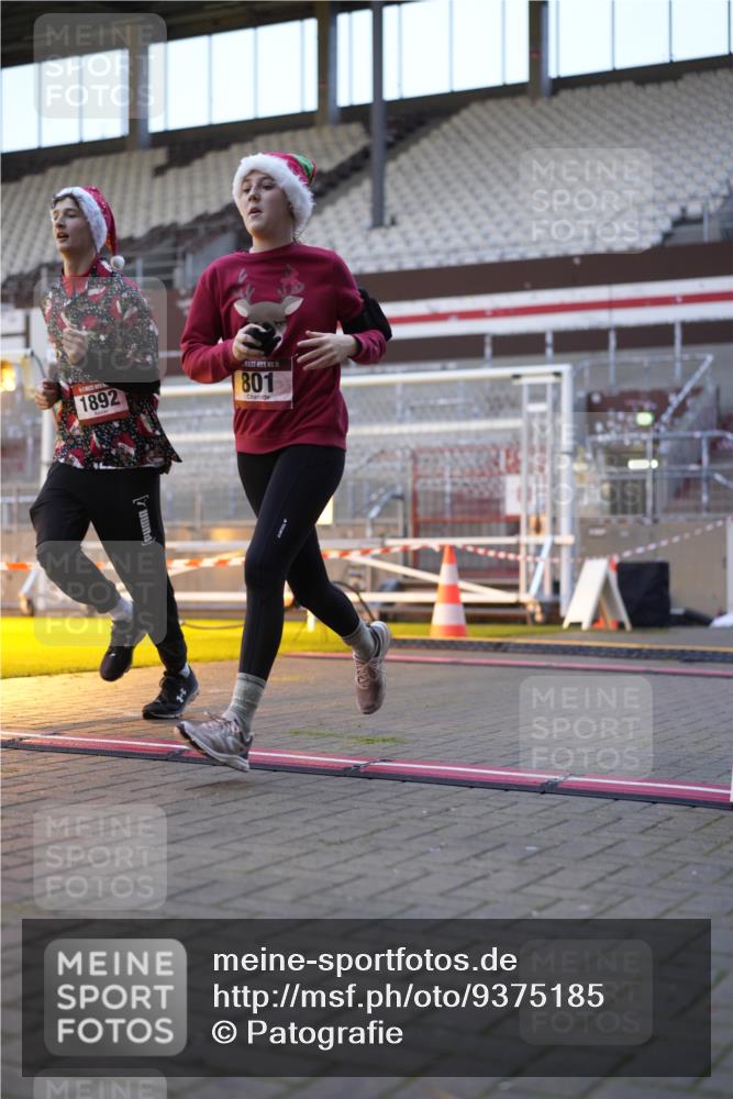 07.12.2025 - St. Pauli X-Mass-Run No. 15 Patografie http://msf.ph/oto/9375185 07.12.2025 10:01:03 Ziel 801, 1050, 1887, 1892, 2378, 2528 meine-sportfotos.de