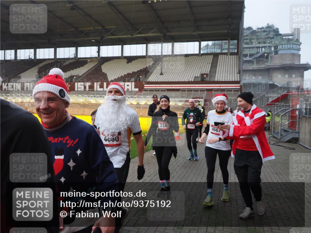 07.12.2025 - St. Pauli X-Mass-Run No. 15 Fabian Wolf http://msf.ph/oto/9375192 07.12.2025 10:03:41 Ziel 185, 213, 214, 358, 399, 940, 984, 1023, 1263, 1264, 1307, 1394, 1425, 1506, 1888, 2002, 2366, 2380, 3334, 3734, 4193, 4239, 4660, 4667, 4679, 4680 meine-sportfotos.de