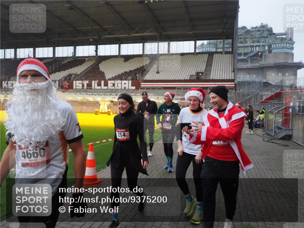 07.12.2025 - St. Pauli X-Mass-Run No. 15 Fabian Wolf http://msf.ph/oto/9375200 07.12.2025 10:03:42 Ziel 185, 213, 214, 358, 399, 940, 984, 1023, 1263, 1264, 1307, 1394, 1425, 1506, 1888, 2002, 2366, 2380, 3334, 3734, 4660, 4667, 4679, 4680 meine-sportfotos.de