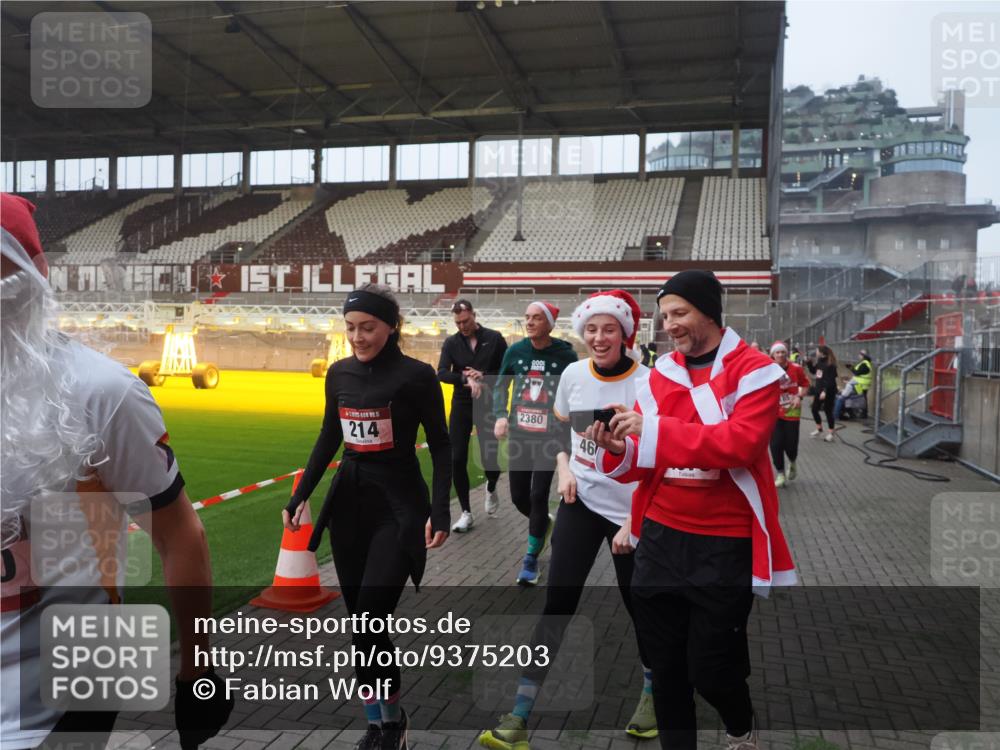 07.12.2025 - St. Pauli X-Mass-Run No. 15 Fabian Wolf http://msf.ph/oto/9375203 07.12.2025 10:03:42 Ziel 185, 213, 214, 358, 399, 940, 984, 1023, 1263, 1264, 1307, 1394, 1425, 1506, 1888, 2002, 2366, 2380, 3334, 3734, 4660, 4667, 4679, 4680 meine-sportfotos.de