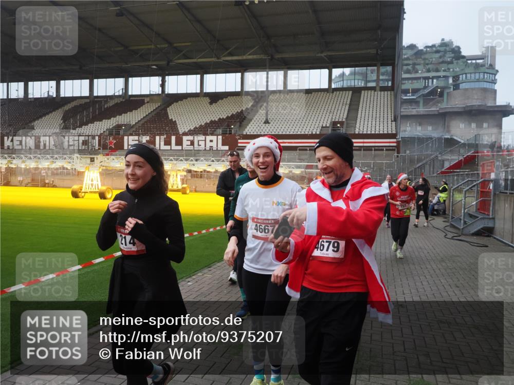 07.12.2025 - St. Pauli X-Mass-Run No. 15 Fabian Wolf http://msf.ph/oto/9375207 07.12.2025 10:03:42 Ziel 185, 213, 214, 358, 399, 940, 984, 1023, 1263, 1264, 1307, 1394, 1425, 1506, 1888, 2002, 2366, 2380, 3334, 3734, 4660, 4667, 4679, 4680 meine-sportfotos.de