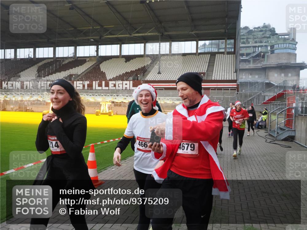 07.12.2025 - St. Pauli X-Mass-Run No. 15 Fabian Wolf http://msf.ph/oto/9375209 07.12.2025 10:03:42 Ziel 185, 213, 214, 358, 399, 940, 984, 1023, 1263, 1264, 1307, 1394, 1425, 1506, 1888, 2002, 2366, 2380, 3334, 3734, 4660, 4667, 4679, 4680 meine-sportfotos.de