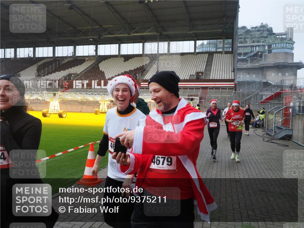 07.12.2025 - St. Pauli X-Mass-Run No. 15 Fabian Wolf http://msf.ph/oto/9375211 07.12.2025 10:03:43 Ziel 185, 213, 214, 358, 399, 940, 984, 1023, 1263, 1264, 1307, 1394, 1425, 1506, 1888, 2002, 2366, 2380, 3334, 3734, 4660, 4667, 4679, 4680 meine-sportfotos.de
