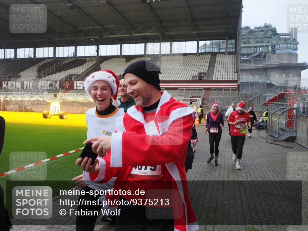 07.12.2025 - St. Pauli X-Mass-Run No. 15 Fabian Wolf http://msf.ph/oto/9375213 07.12.2025 10:03:43 Ziel 185, 213, 214, 358, 399, 940, 984, 1023, 1263, 1264, 1307, 1394, 1425, 1506, 1888, 2002, 2366, 2380, 3334, 3734, 4660, 4667, 4679, 4680 meine-sportfotos.de