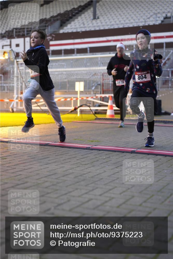 07.12.2025 - St. Pauli X-Mass-Run No. 15 Patografie http://msf.ph/oto/9375223 07.12.2025 10:01:26 Ziel 118, 393, 780, 783, 804, 1124, 1294, 1760, 3187, 3580, 3582, 3629, 3878 meine-sportfotos.de