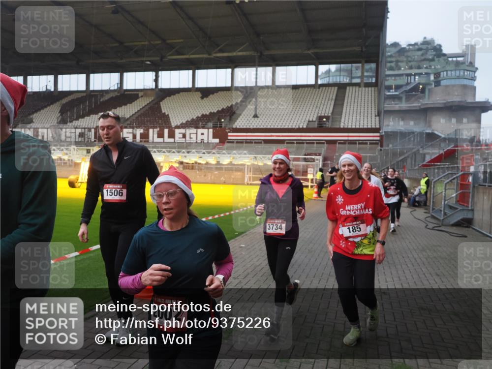 07.12.2025 - St. Pauli X-Mass-Run No. 15 Fabian Wolf http://msf.ph/oto/9375226 07.12.2025 10:03:44 Ziel 185, 213, 214, 358, 399, 940, 984, 1023, 1263, 1264, 1307, 1394, 1425, 1506, 1888, 2002, 2366, 2380, 3334, 3734, 4660, 4667, 4679, 4680 meine-sportfotos.de