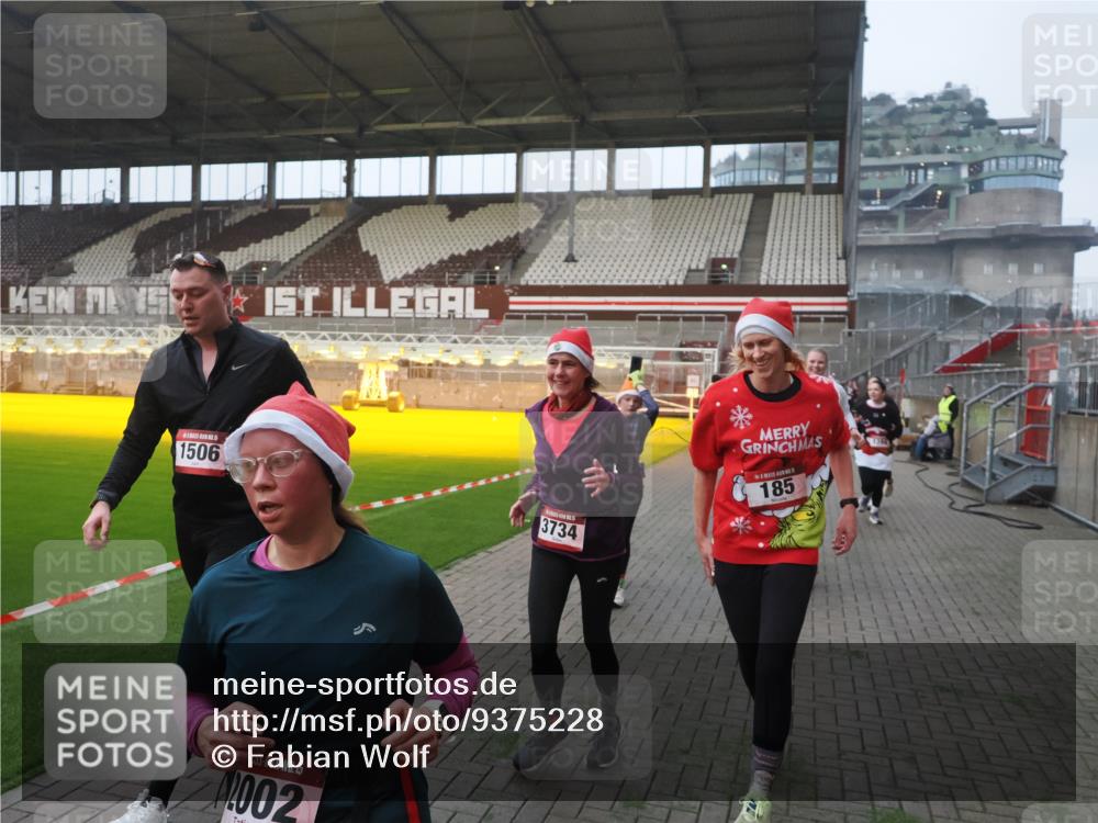 07.12.2025 - St. Pauli X-Mass-Run No. 15 Fabian Wolf http://msf.ph/oto/9375228 07.12.2025 10:03:44 Ziel 185, 213, 214, 358, 399, 940, 984, 1023, 1263, 1264, 1307, 1394, 1425, 1506, 1888, 2002, 2366, 2380, 3334, 3734, 4660, 4667, 4679, 4680 meine-sportfotos.de