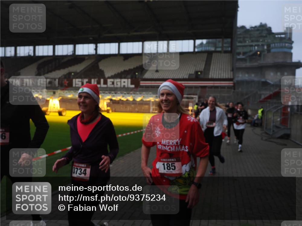 07.12.2025 - St. Pauli X-Mass-Run No. 15 Fabian Wolf http://msf.ph/oto/9375234 07.12.2025 10:03:45 Ziel 185, 213, 214, 358, 399, 940, 984, 1023, 1263, 1264, 1307, 1394, 1425, 1506, 1888, 2002, 2366, 2380, 3334, 3734, 4660, 4667, 4679, 4680 meine-sportfotos.de