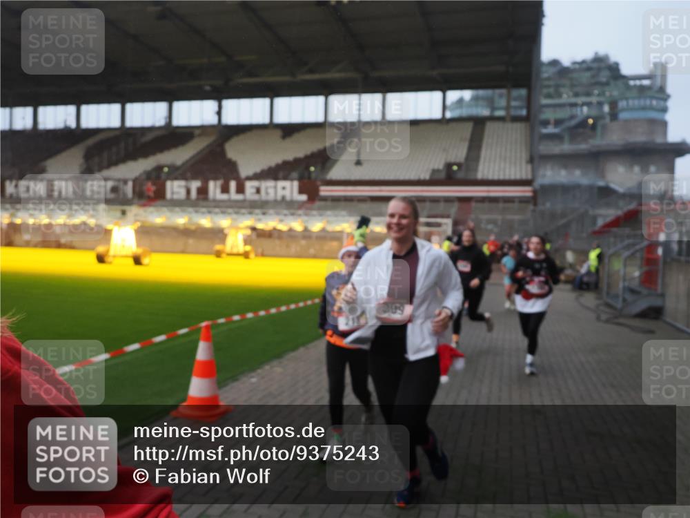 07.12.2025 - St. Pauli X-Mass-Run No. 15 Fabian Wolf http://msf.ph/oto/9375243 07.12.2025 10:03:46 Ziel 185, 213, 214, 358, 399, 940, 1023, 1263, 1264, 1307, 1394, 1425, 1506, 1888, 2002, 2366, 2380, 3334, 3734, 4660, 4667, 4679, 4680 meine-sportfotos.de