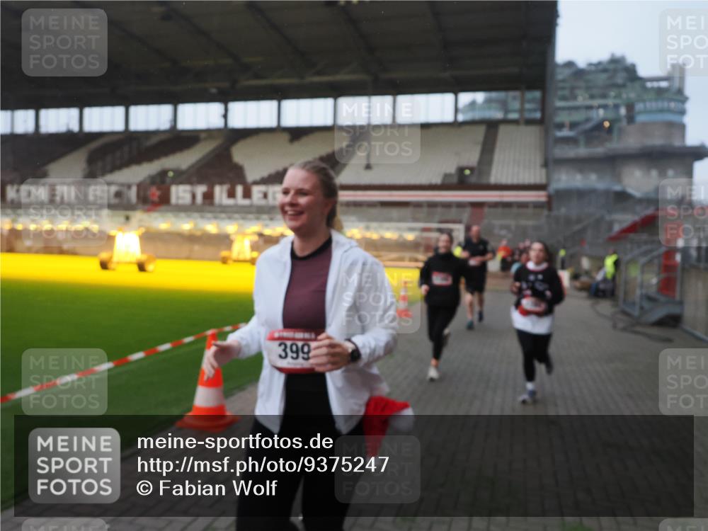 07.12.2025 - St. Pauli X-Mass-Run No. 15 Fabian Wolf http://msf.ph/oto/9375247 07.12.2025 10:03:46 Ziel 185, 213, 214, 358, 399, 940, 1023, 1263, 1264, 1307, 1394, 1425, 1506, 1888, 2002, 2366, 2380, 3334, 3734, 4660, 4667, 4679, 4680 meine-sportfotos.de