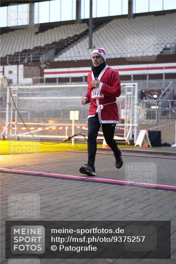 07.12.2025 - St. Pauli X-Mass-Run No. 15 Patografie http://msf.ph/oto/9375257 07.12.2025 10:01:55 Ziel 2472 meine-sportfotos.de