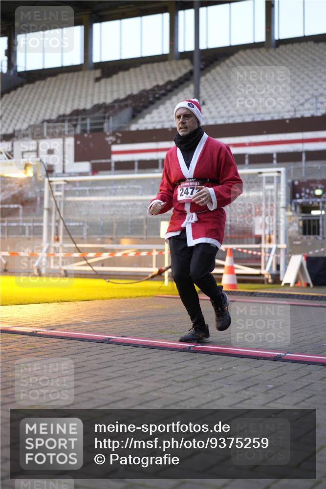 07.12.2025 - St. Pauli X-Mass-Run No. 15 Patografie http://msf.ph/oto/9375259 07.12.2025 10:01:55 Ziel 2472 meine-sportfotos.de
