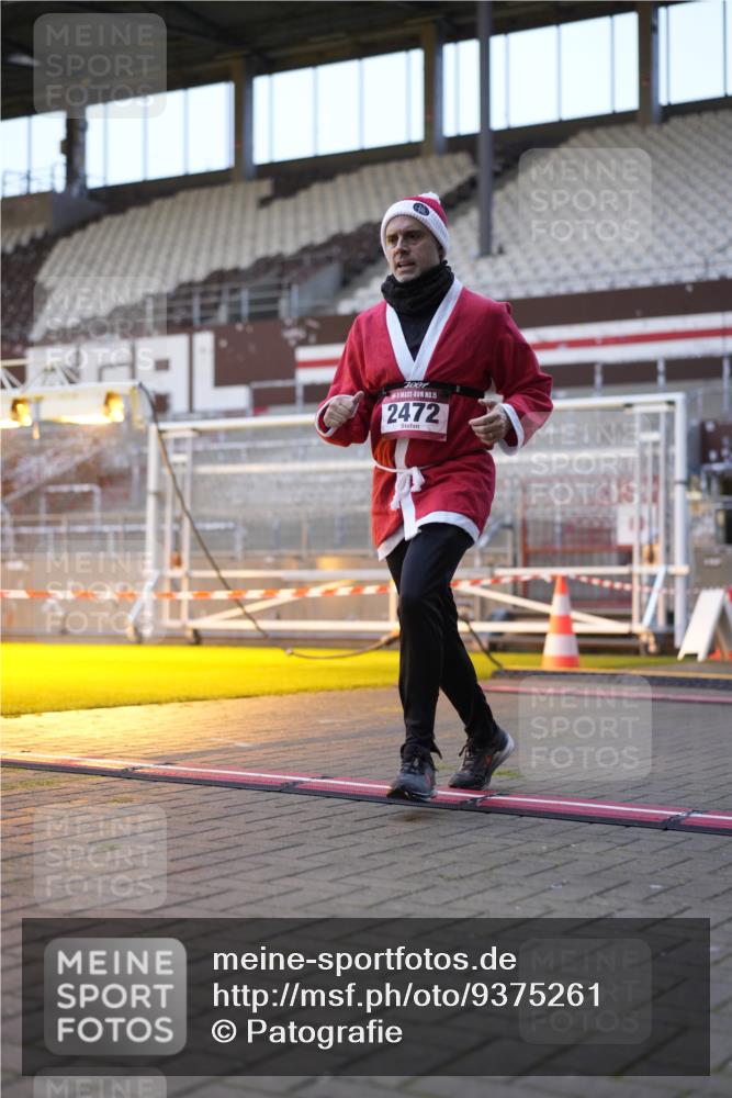 07.12.2025 - St. Pauli X-Mass-Run No. 15 Patografie http://msf.ph/oto/9375261 07.12.2025 10:01:55 Ziel 2472 meine-sportfotos.de