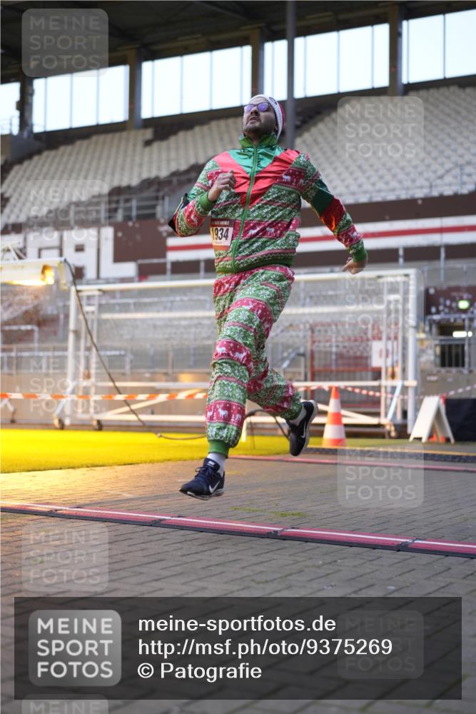 07.12.2025 - St. Pauli X-Mass-Run No. 15 Patografie http://msf.ph/oto/9375269 07.12.2025 10:02:05 Ziel 1934, 2472, 3944 meine-sportfotos.de