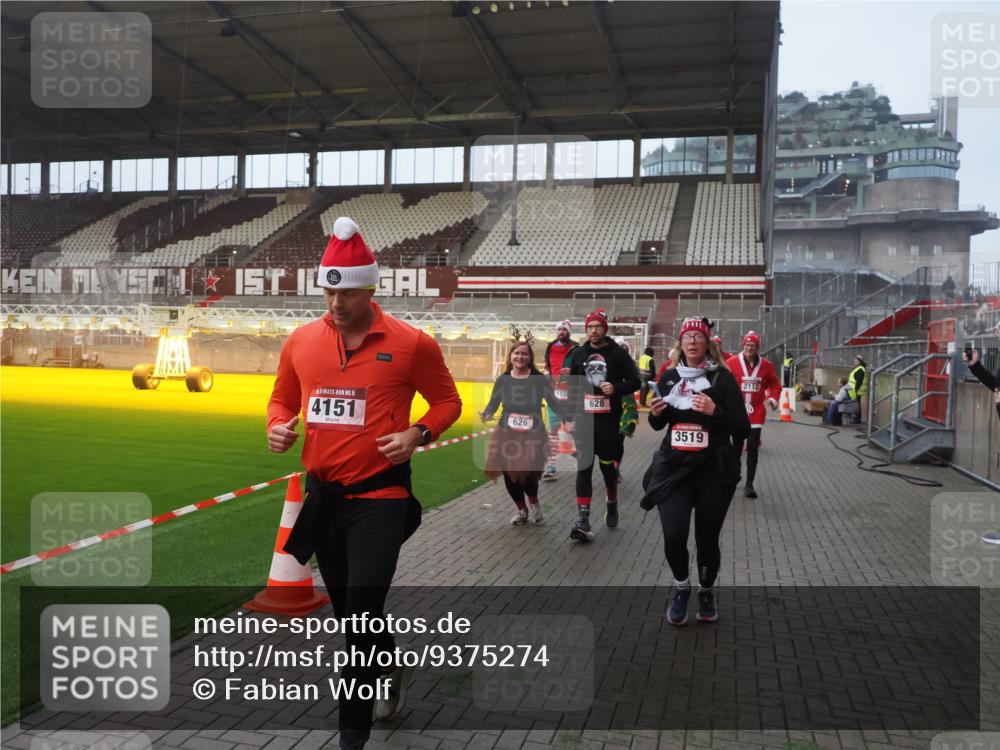 07.12.2025 - St. Pauli X-Mass-Run No. 15 Fabian Wolf http://msf.ph/oto/9375274 07.12.2025 10:03:58 Ziel 399, 626, 628, 709, 1027, 1028, 1307, 1394, 1425, 1906, 2110, 2112, 3198, 3337, 3340, 3359, 3519, 4151 meine-sportfotos.de