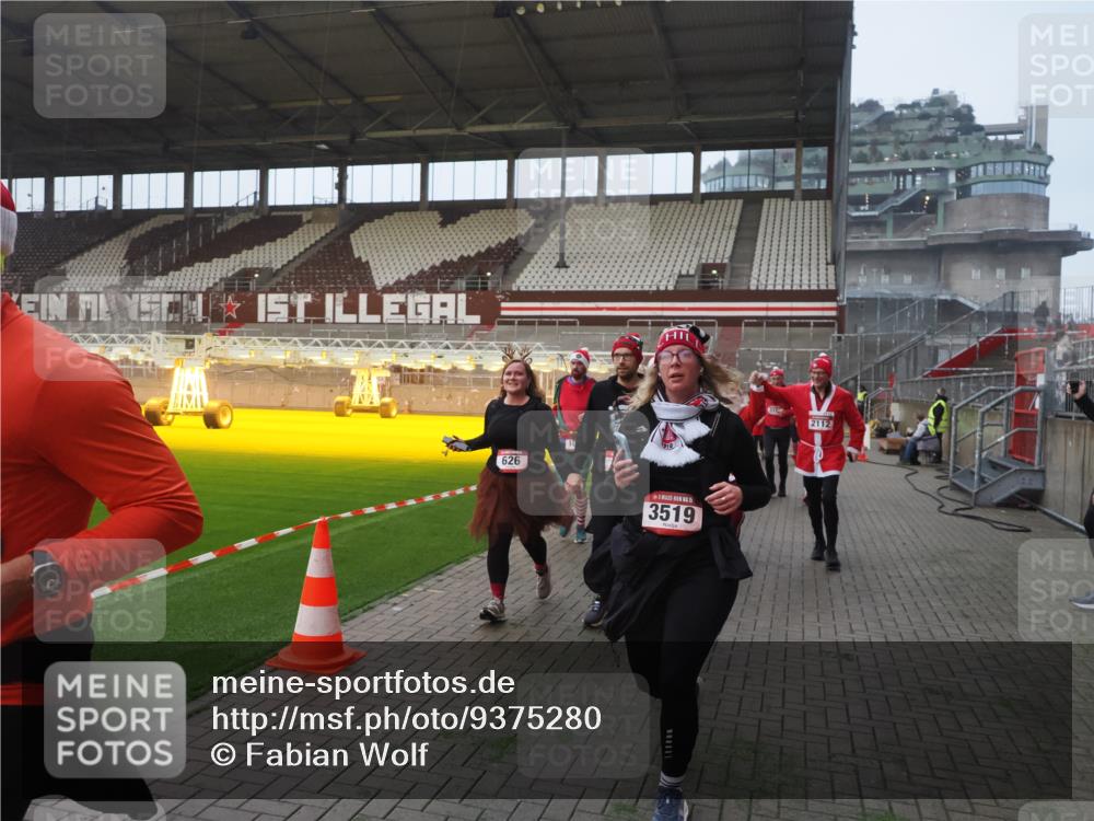 07.12.2025 - St. Pauli X-Mass-Run No. 15 Fabian Wolf http://msf.ph/oto/9375280 07.12.2025 10:03:58 Ziel 399, 626, 628, 709, 1027, 1028, 1307, 1394, 1425, 1906, 2110, 2112, 3198, 3337, 3340, 3359, 3519, 4151 meine-sportfotos.de