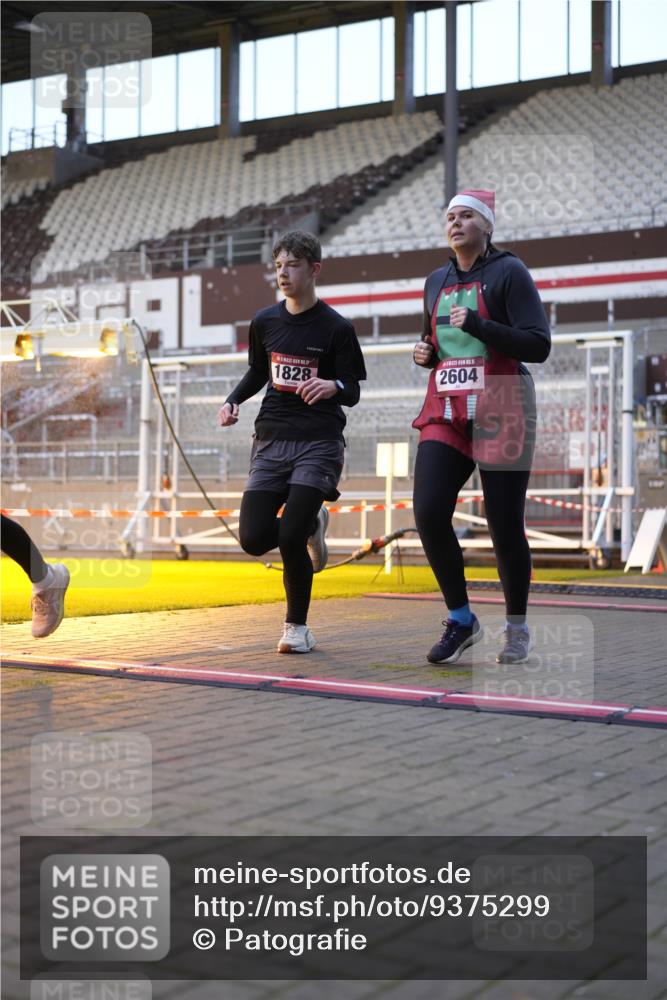 07.12.2025 - St. Pauli X-Mass-Run No. 15 Patografie http://msf.ph/oto/9375299 07.12.2025 10:02:20 Ziel 63, 304, 1105, 1828, 1829, 1934, 2604, 2923, 3944 meine-sportfotos.de