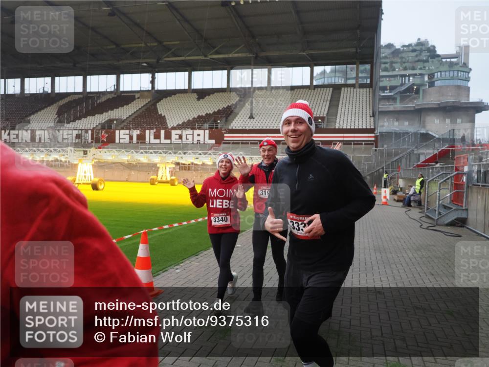 07.12.2025 - St. Pauli X-Mass-Run No. 15 Fabian Wolf http://msf.ph/oto/9375316 07.12.2025 10:04:02 Ziel 626, 628, 709, 1027, 1028, 1906, 2110, 2112, 3198, 3337, 3340, 3359, 3519, 4151 meine-sportfotos.de