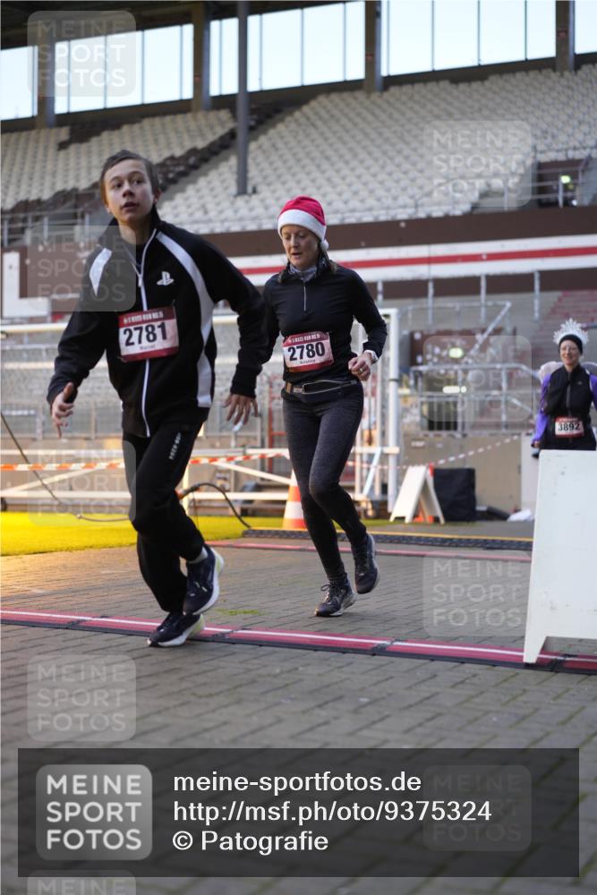 07.12.2025 - St. Pauli X-Mass-Run No. 15 Patografie http://msf.ph/oto/9375324 07.12.2025 10:02:38 Ziel 1105, 2510, 2514, 2780, 2781, 2908, 3518, 3892 meine-sportfotos.de