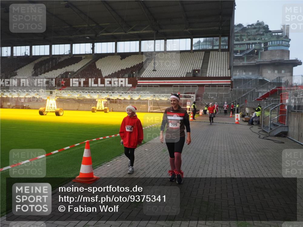 07.12.2025 - St. Pauli X-Mass-Run No. 15 Fabian Wolf http://msf.ph/oto/9375341 07.12.2025 10:04:07 Ziel 626, 628, 709, 1027, 1028, 1906, 2110, 2112, 3198, 3337, 3340, 3359, 3519, 4151 meine-sportfotos.de