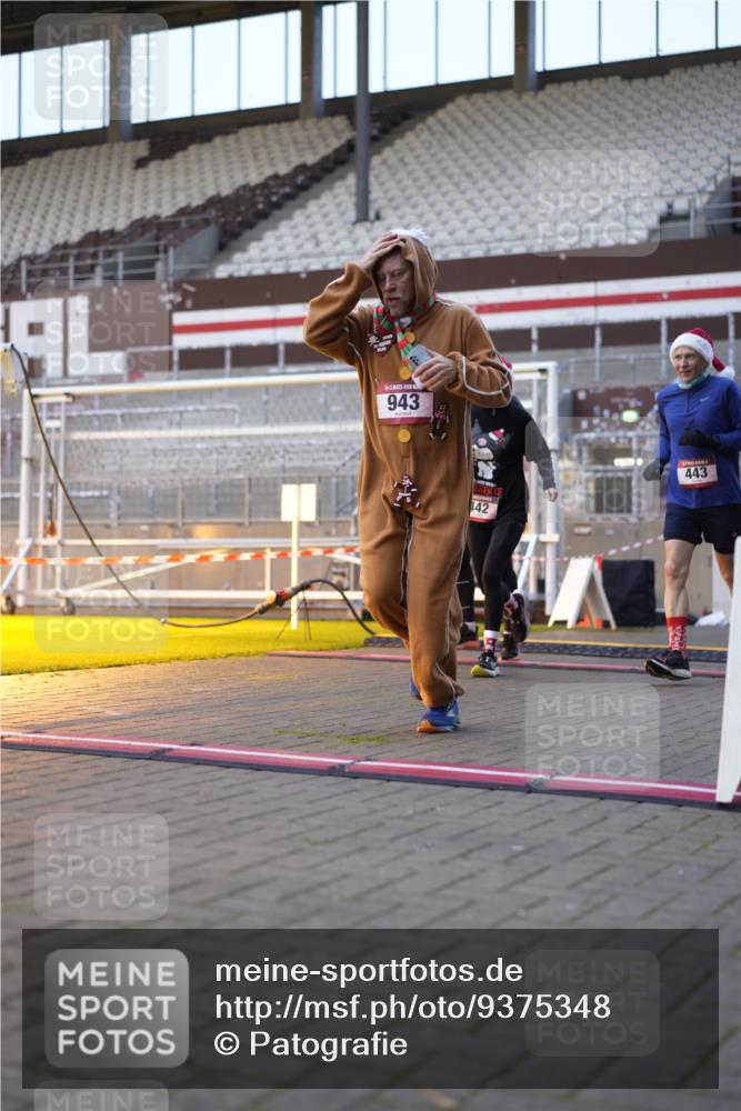 07.12.2025 - St. Pauli X-Mass-Run No. 15 Patografie http://msf.ph/oto/9375348 07.12.2025 10:02:50 Ziel 442, 443, 885, 918, 936, 943, 1314, 2505, 2780, 2781, 3284, 3417, 3518, 3892 meine-sportfotos.de