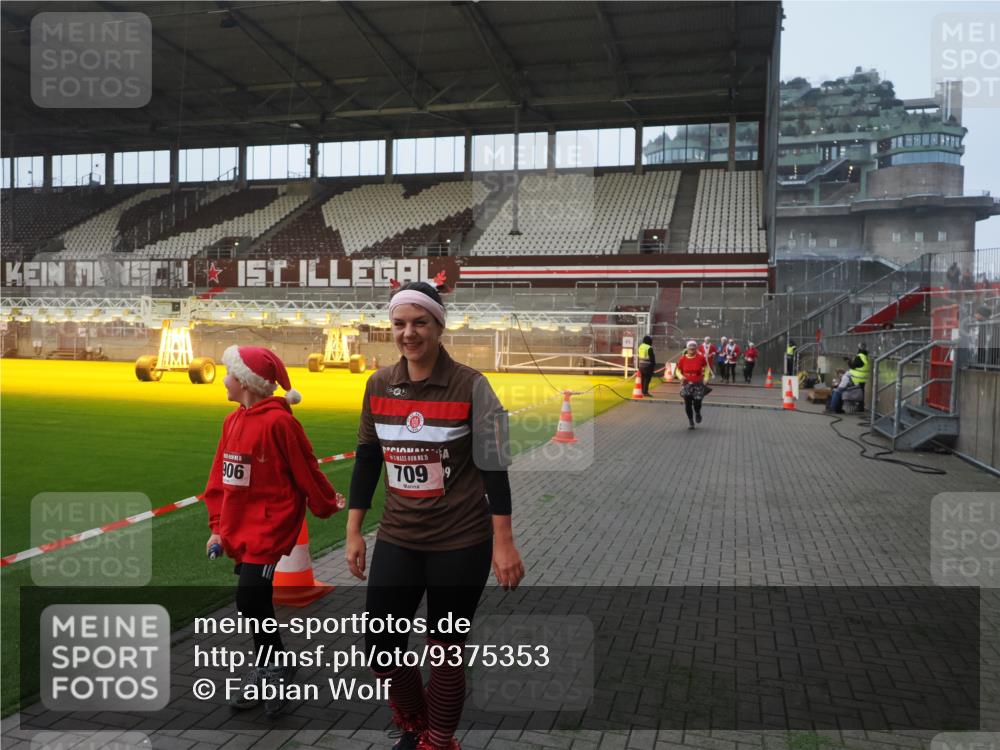 07.12.2025 - St. Pauli X-Mass-Run No. 15 Fabian Wolf http://msf.ph/oto/9375353 07.12.2025 10:04:09 Ziel 626, 628, 709, 1027, 1028, 1906, 2110, 2112, 3198, 3340, 3359, 3519 meine-sportfotos.de