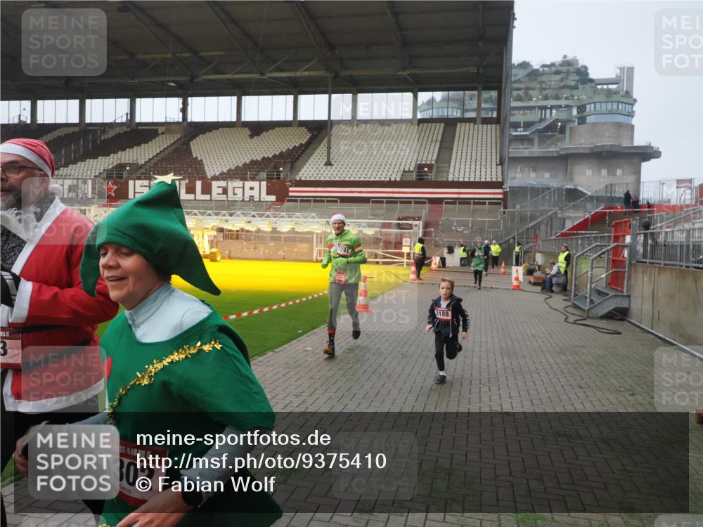07.12.2025 - St. Pauli X-Mass-Run No. 15 Fabian Wolf http://msf.ph/oto/9375410 07.12.2025 10:04:21 Ziel 113, 1291, 1302, 1712, 1738, 2454, 3188, 4673 meine-sportfotos.de