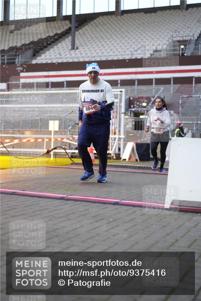 07.12.2025 - St. Pauli X-Mass-Run No. 15 Patografie http://msf.ph/oto/9375416 07.12.2025 10:03:25 Ziel 358, 940, 965, 984, 1023, 1484, 1486, 1888, 2973, 2975, 3334, 4193, 4239, 4660, 4680 meine-sportfotos.de