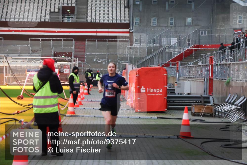 07.12.2025 - St. Pauli X-Mass-Run No. 15 Luisa Fischer http://msf.ph/oto/9375417 07.12.2025 09:50:26 Ziel 1, 1896, 1896 meine-sportfotos.de