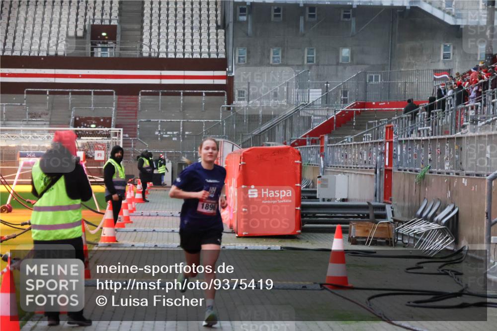 07.12.2025 - St. Pauli X-Mass-Run No. 15 Luisa Fischer http://msf.ph/oto/9375419 07.12.2025 09:50:26 Ziel 1, 1896, 1896 meine-sportfotos.de