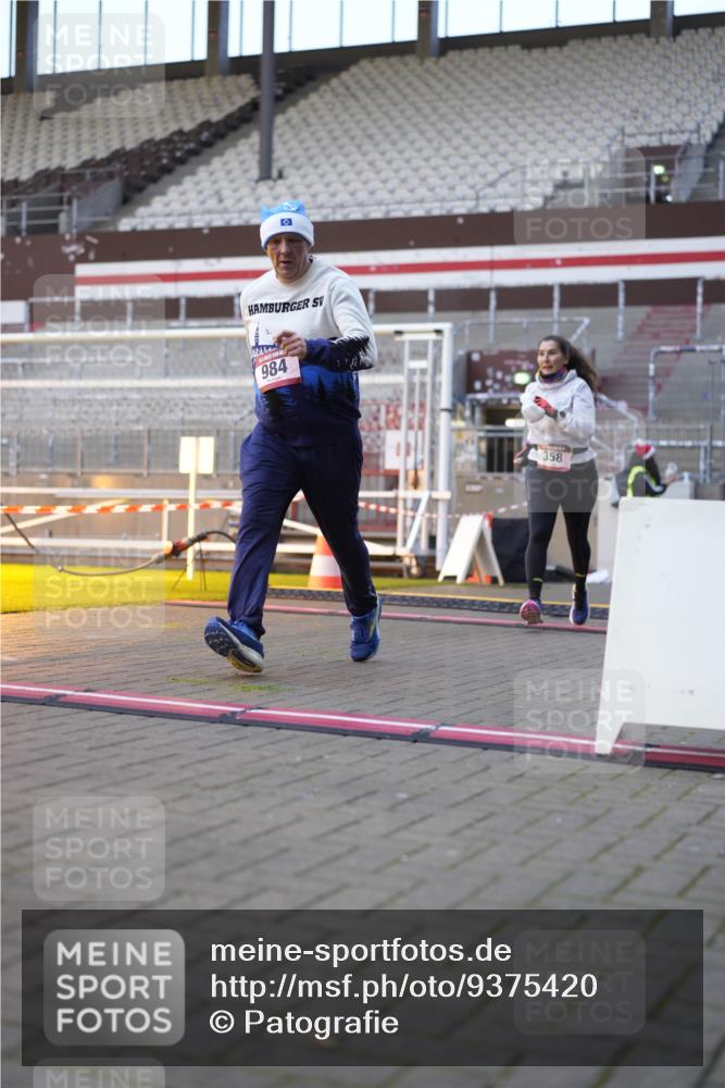 07.12.2025 - St. Pauli X-Mass-Run No. 15 Patografie http://msf.ph/oto/9375420 07.12.2025 10:03:25 Ziel 358, 940, 965, 984, 1023, 1484, 1486, 1888, 2973, 2975, 3334, 4193, 4239, 4660, 4680 meine-sportfotos.de