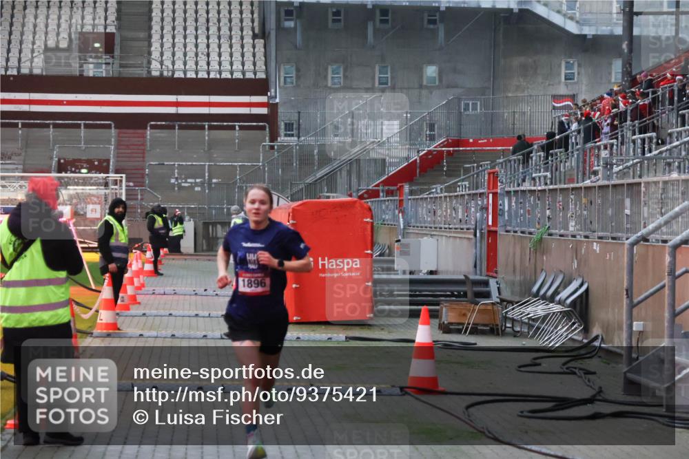 07.12.2025 - St. Pauli X-Mass-Run No. 15 Luisa Fischer http://msf.ph/oto/9375421 07.12.2025 09:50:27 Ziel 1, 1896, 1896 meine-sportfotos.de