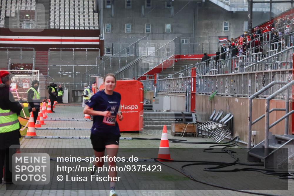 07.12.2025 - St. Pauli X-Mass-Run No. 15 Luisa Fischer http://msf.ph/oto/9375423 07.12.2025 09:50:27 Ziel 1764, 1896, 1896 meine-sportfotos.de