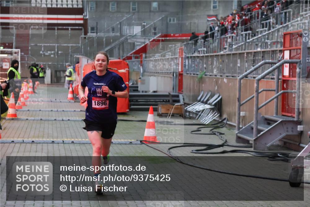 07.12.2025 - St. Pauli X-Mass-Run No. 15 Luisa Fischer http://msf.ph/oto/9375425 07.12.2025 09:50:27 Ziel 1896, 1896 meine-sportfotos.de
