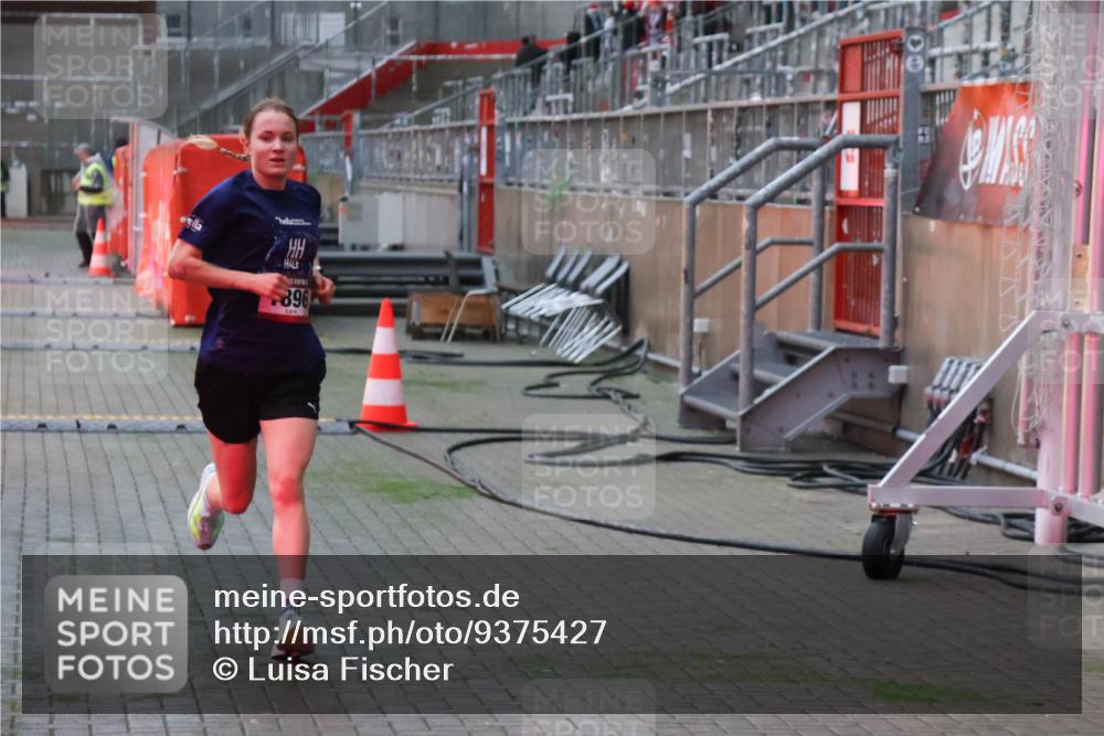 07.12.2025 - St. Pauli X-Mass-Run No. 15 Luisa Fischer http://msf.ph/oto/9375427 07.12.2025 09:50:28 Ziel 896, 1896 meine-sportfotos.de