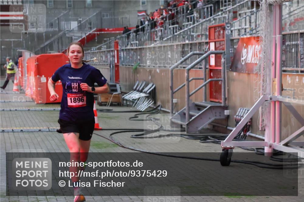 07.12.2025 - St. Pauli X-Mass-Run No. 15 Luisa Fischer http://msf.ph/oto/9375429 07.12.2025 09:50:28 Ziel 1, 1896, 1896 meine-sportfotos.de