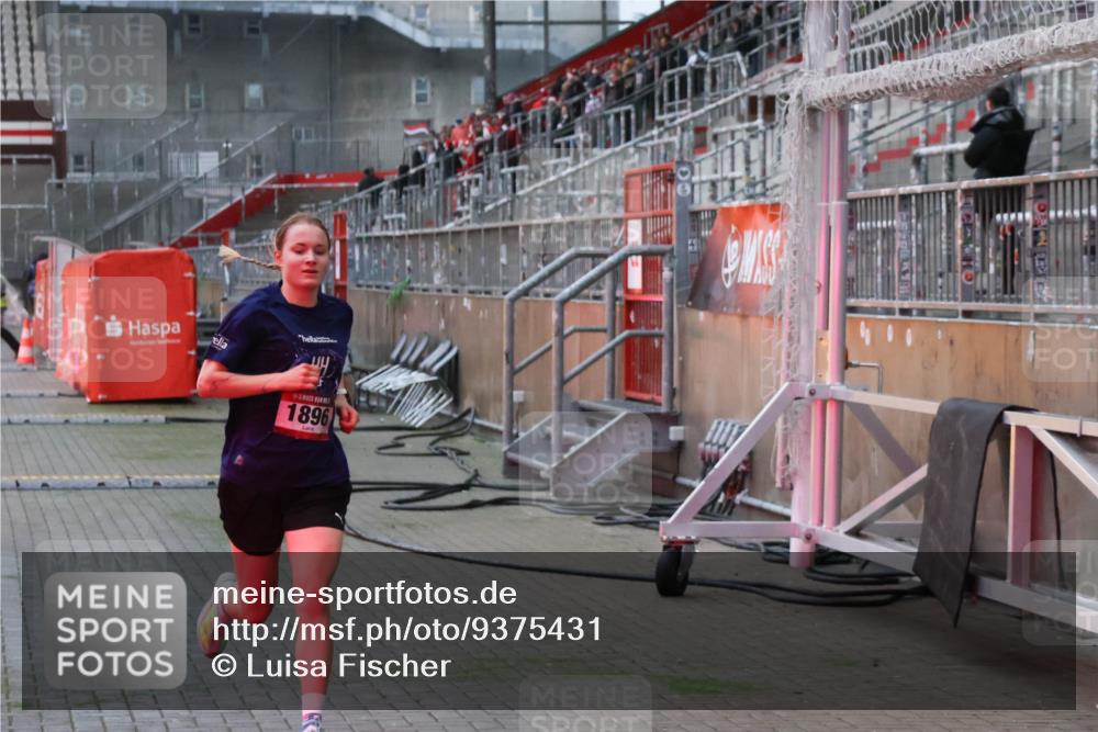 07.12.2025 - St. Pauli X-Mass-Run No. 15 Luisa Fischer http://msf.ph/oto/9375431 07.12.2025 09:50:28 Ziel 1896, 1896 meine-sportfotos.de