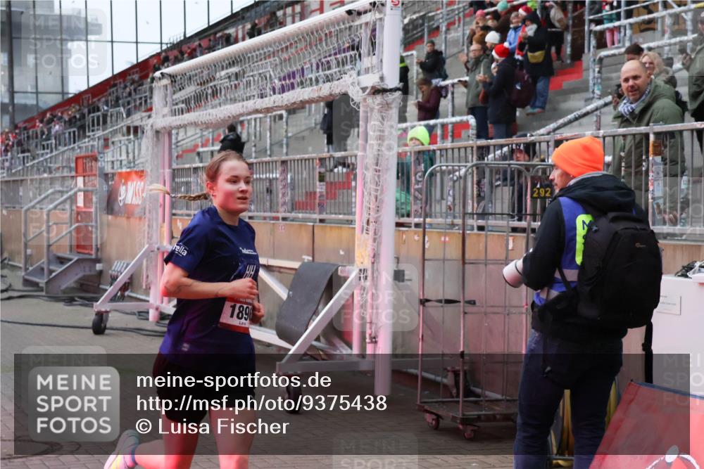 07.12.2025 - St. Pauli X-Mass-Run No. 15 Luisa Fischer http://msf.ph/oto/9375438 07.12.2025 09:50:30 Ziel 189, 292, 1896 meine-sportfotos.de
