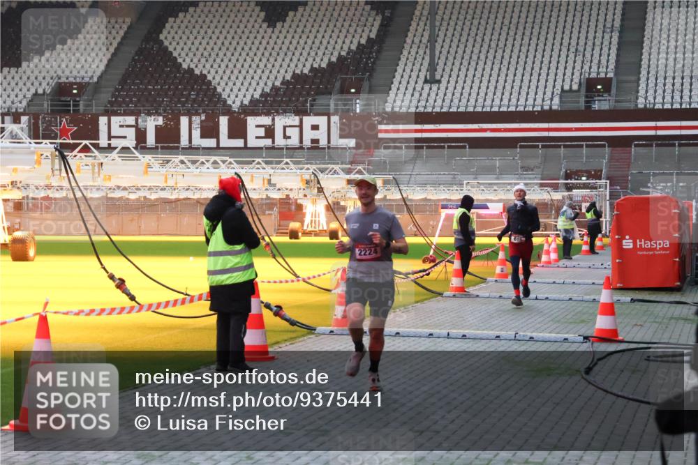 07.12.2025 - St. Pauli X-Mass-Run No. 15 Luisa Fischer http://msf.ph/oto/9375441 07.12.2025 09:51:12 Ziel 4, 2224, 615, 615, 2224 meine-sportfotos.de