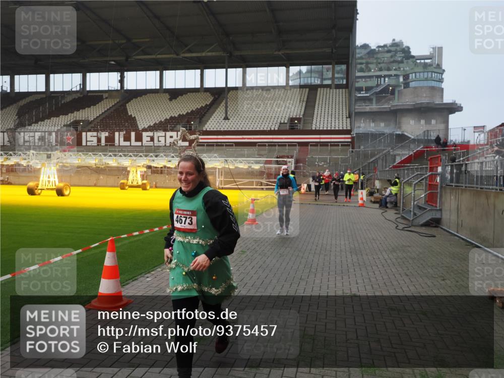 07.12.2025 - St. Pauli X-Mass-Run No. 15 Fabian Wolf http://msf.ph/oto/9375457 07.12.2025 10:04:28 Ziel 113, 1291, 1302, 1522, 1701, 1712, 1738, 1871, 2454, 3188, 3477, 3911, 4673 meine-sportfotos.de