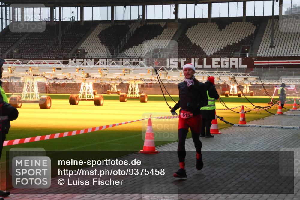 07.12.2025 - St. Pauli X-Mass-Run No. 15 Luisa Fischer http://msf.ph/oto/9375458 07.12.2025 09:51:17 Ziel 615, 615, 2224 meine-sportfotos.de