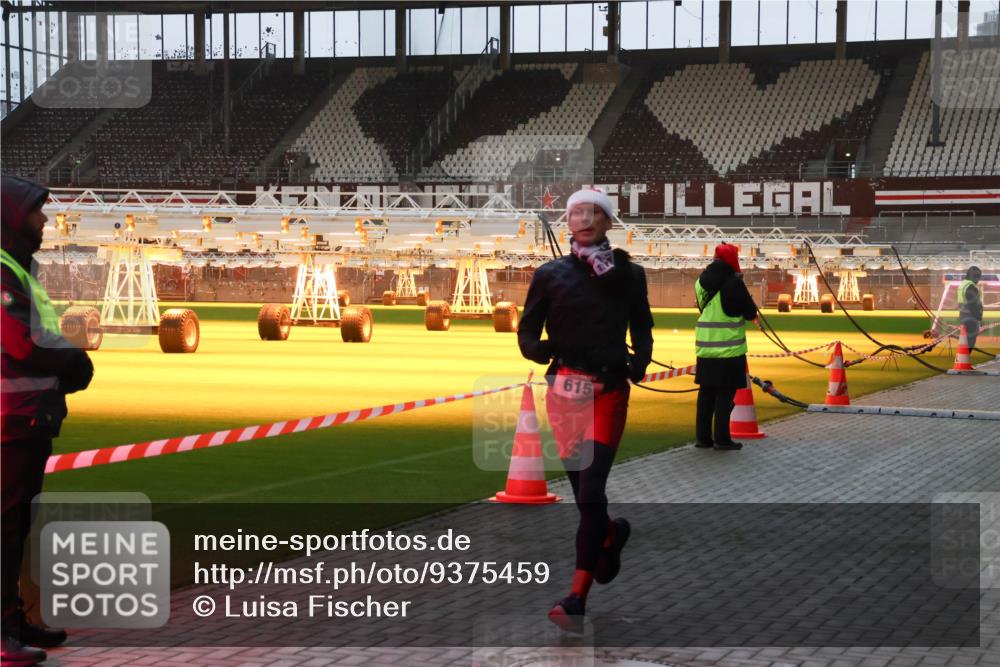 07.12.2025 - St. Pauli X-Mass-Run No. 15 Luisa Fischer http://msf.ph/oto/9375459 07.12.2025 09:51:18 Ziel 615, 615, 2224 meine-sportfotos.de