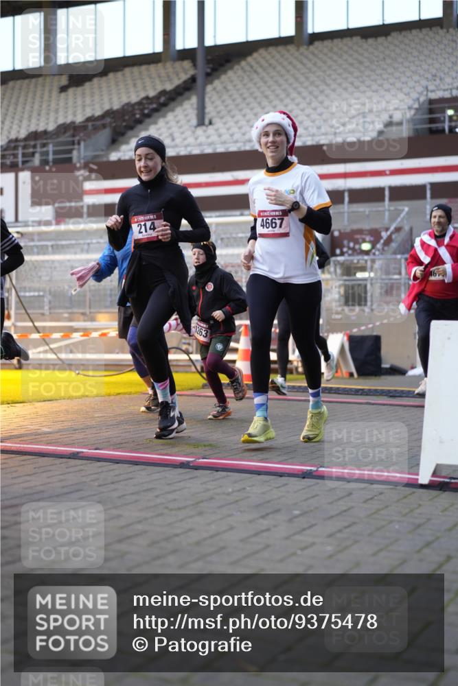 07.12.2025 - St. Pauli X-Mass-Run No. 15 Patografie http://msf.ph/oto/9375478 07.12.2025 10:03:31 Ziel 213, 214, 358, 940, 984, 1023, 1263, 1264, 1484, 1486, 1506, 1888, 2002, 2380, 3334, 4193, 4239, 4660, 4667, 4679, 4680 meine-sportfotos.de