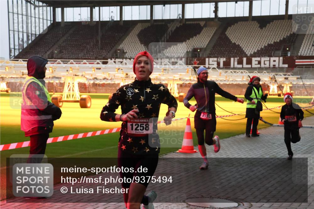 07.12.2025 - St. Pauli X-Mass-Run No. 15 Luisa Fischer http://msf.ph/oto/9375494 07.12.2025 09:51:38 Ziel 15, 1258, 3110, 2030, 13, 615, 1258, 2030, 2135, 2224, 2646, 3110, 4273 meine-sportfotos.de