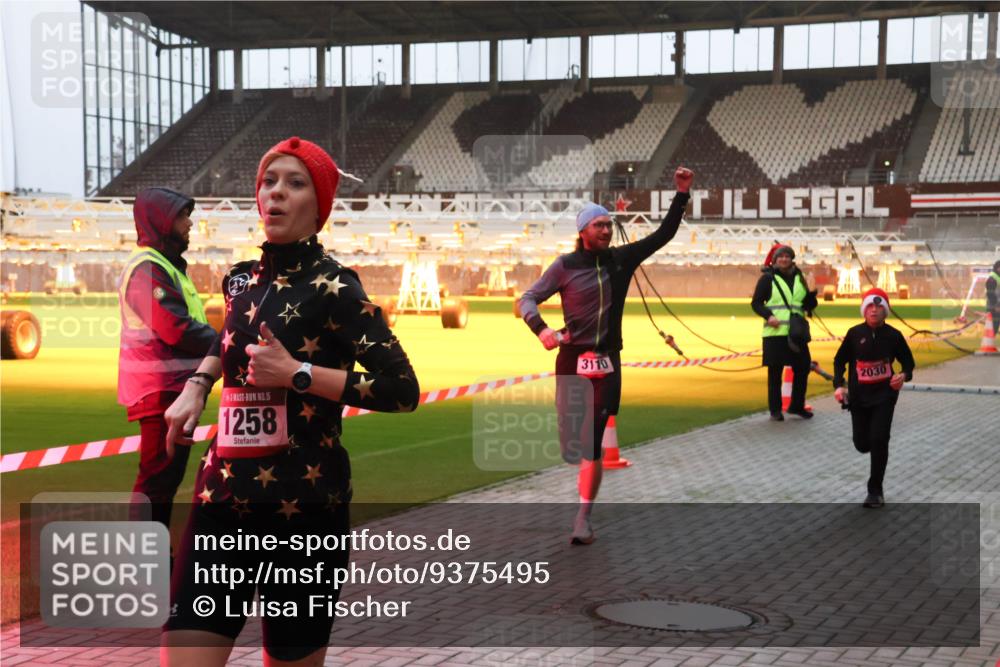 07.12.2025 - St. Pauli X-Mass-Run No. 15 Luisa Fischer http://msf.ph/oto/9375495 07.12.2025 09:51:38 Ziel 15, 1258, 3110, 2030, 13, 615, 1258, 2030, 2135, 2224, 2646, 3110, 4273 meine-sportfotos.de