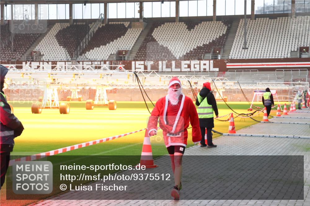 07.12.2025 - St. Pauli X-Mass-Run No. 15 Luisa Fischer http://msf.ph/oto/9375512 07.12.2025 09:52:32 Ziel 2494, 154, 1296, 2178, 2494 meine-sportfotos.de