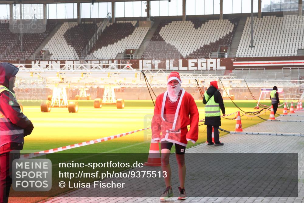 07.12.2025 - St. Pauli X-Mass-Run No. 15 Luisa Fischer http://msf.ph/oto/9375513 07.12.2025 09:52:32 Ziel 154, 1296, 2178, 2494 meine-sportfotos.de