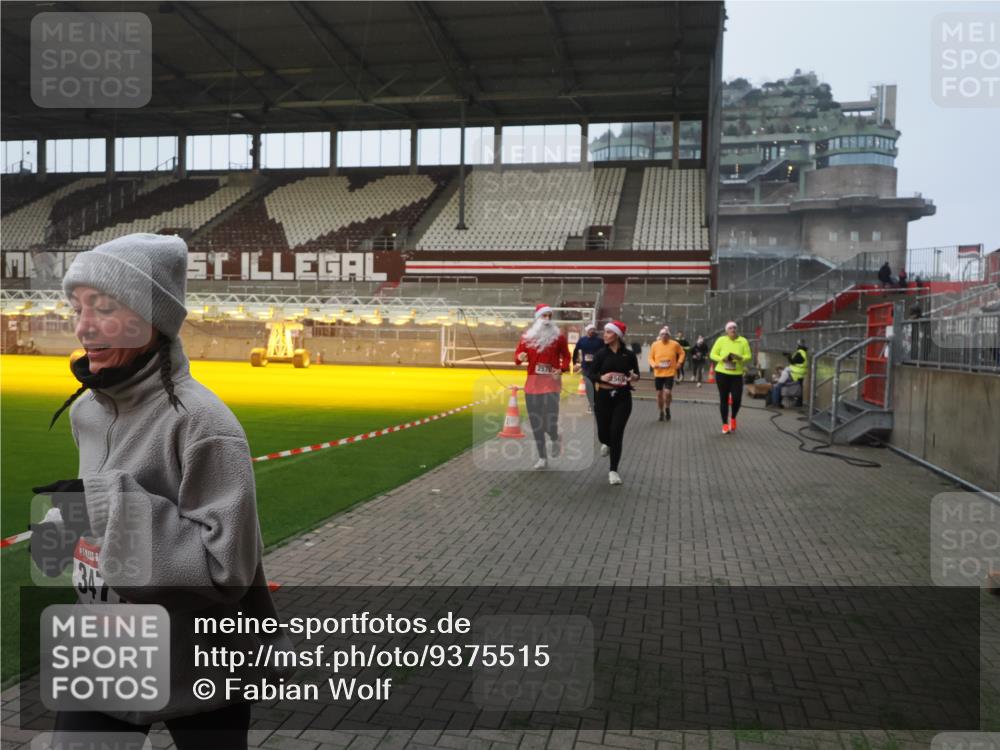 07.12.2025 - St. Pauli X-Mass-Run No. 15 Fabian Wolf http://msf.ph/oto/9375515 07.12.2025 10:04:36 Ziel 713, 1522, 1701, 1871, 2569, 2570, 3477, 3894, 3911, 4673 meine-sportfotos.de